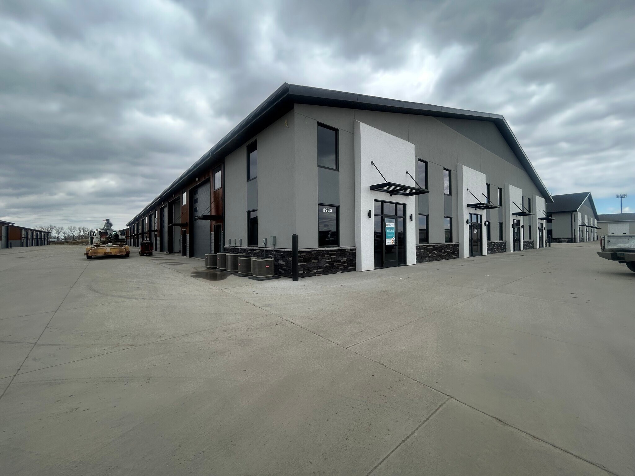 3930 SE 21st St Mandan, ND 58554 Flex Property for Sale on