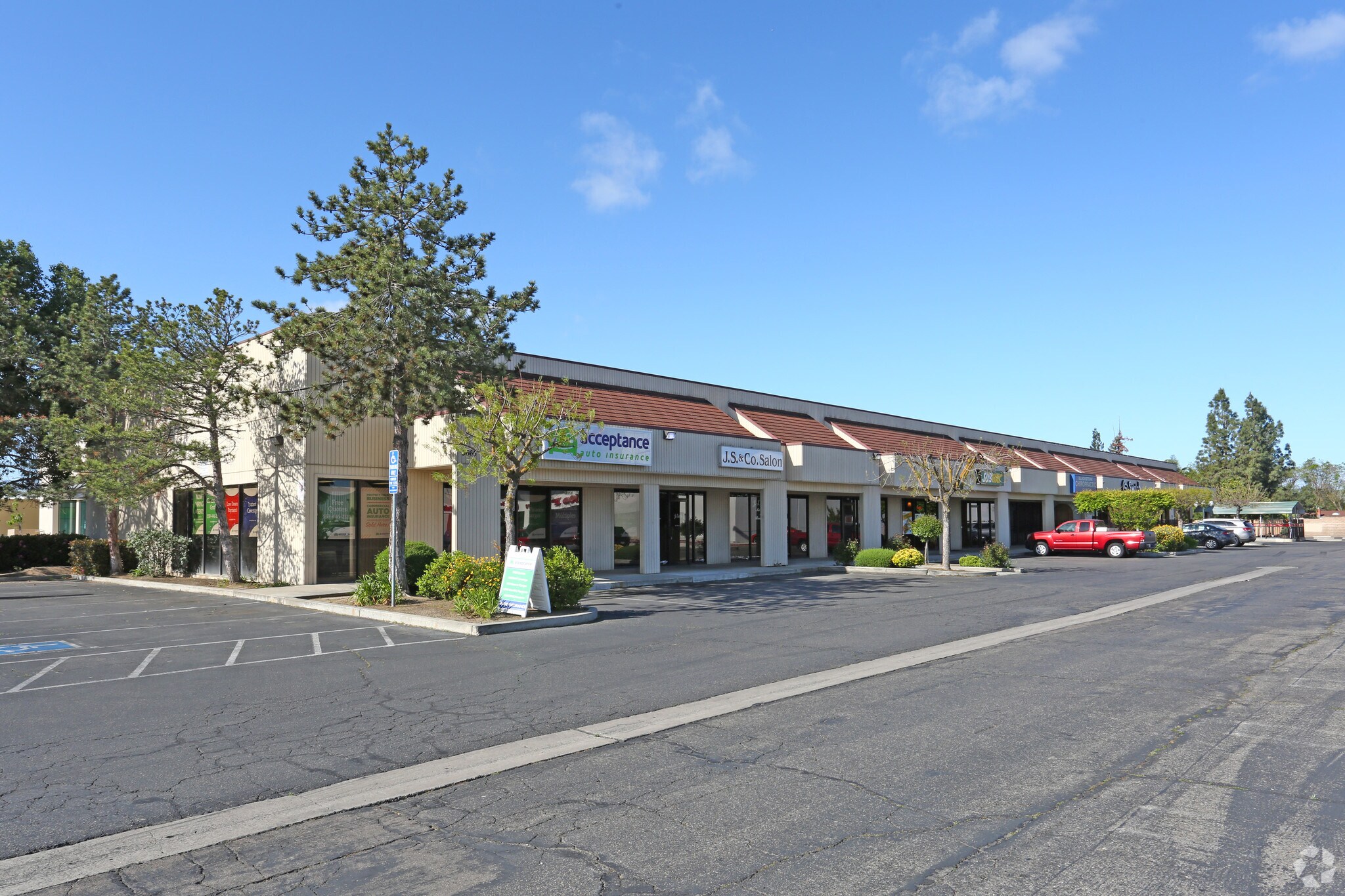 5665 N Blackstone Ave, Fresno, CA for Rent