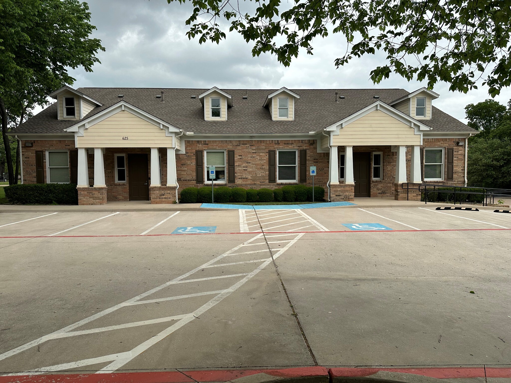 625 W College St, Grapevine, TX for Rent