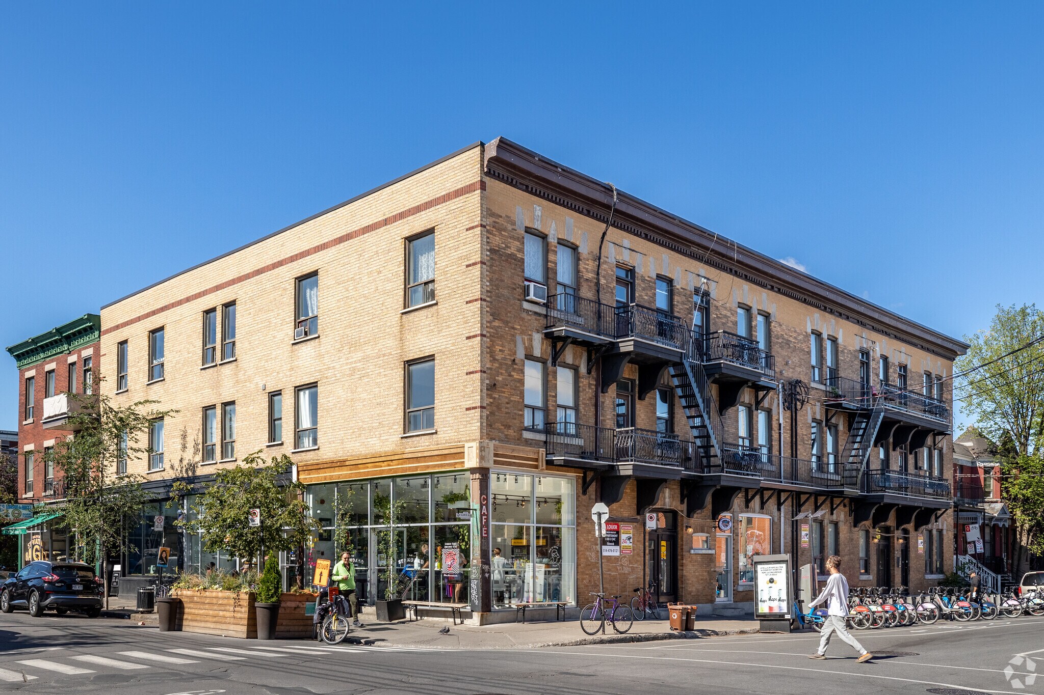 251-257A Rue Saint-Viateur O, Montréal, QC for Rent