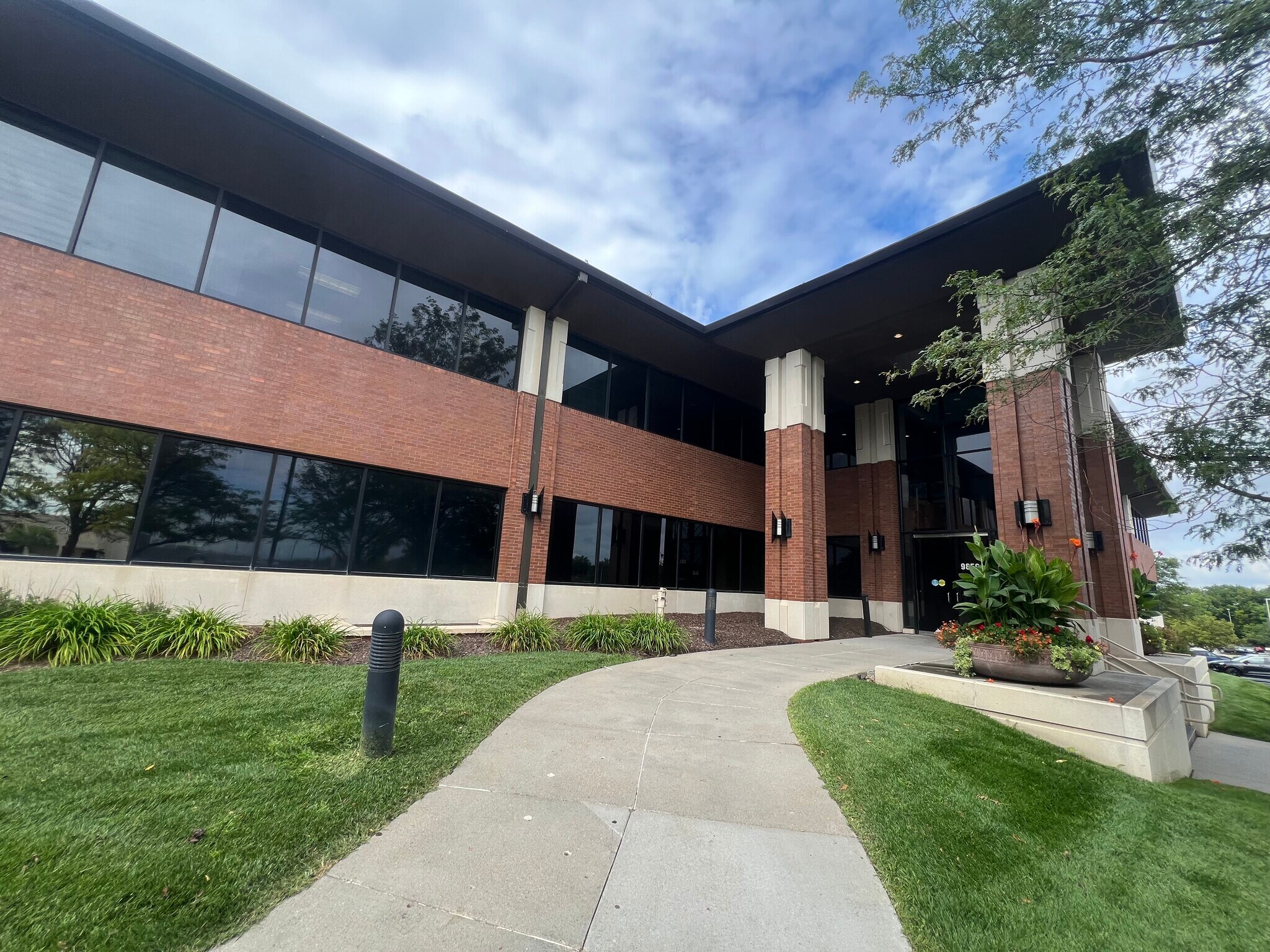 9850 Nicholas St, Omaha, NE for Sale