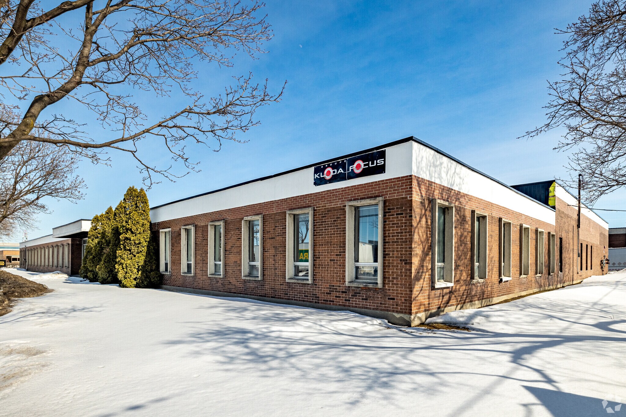 5588-5590 Av Royalmount, Montréal, QC for Rent
