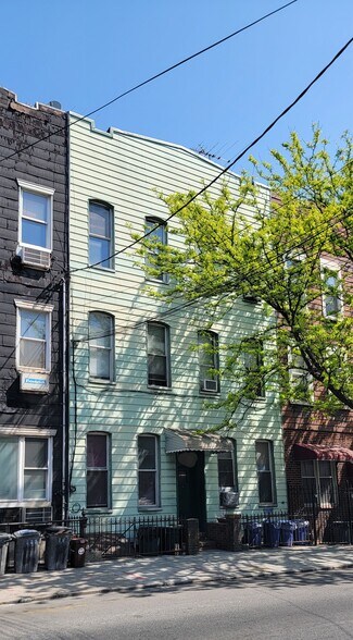 921 Metropolitan Ave  