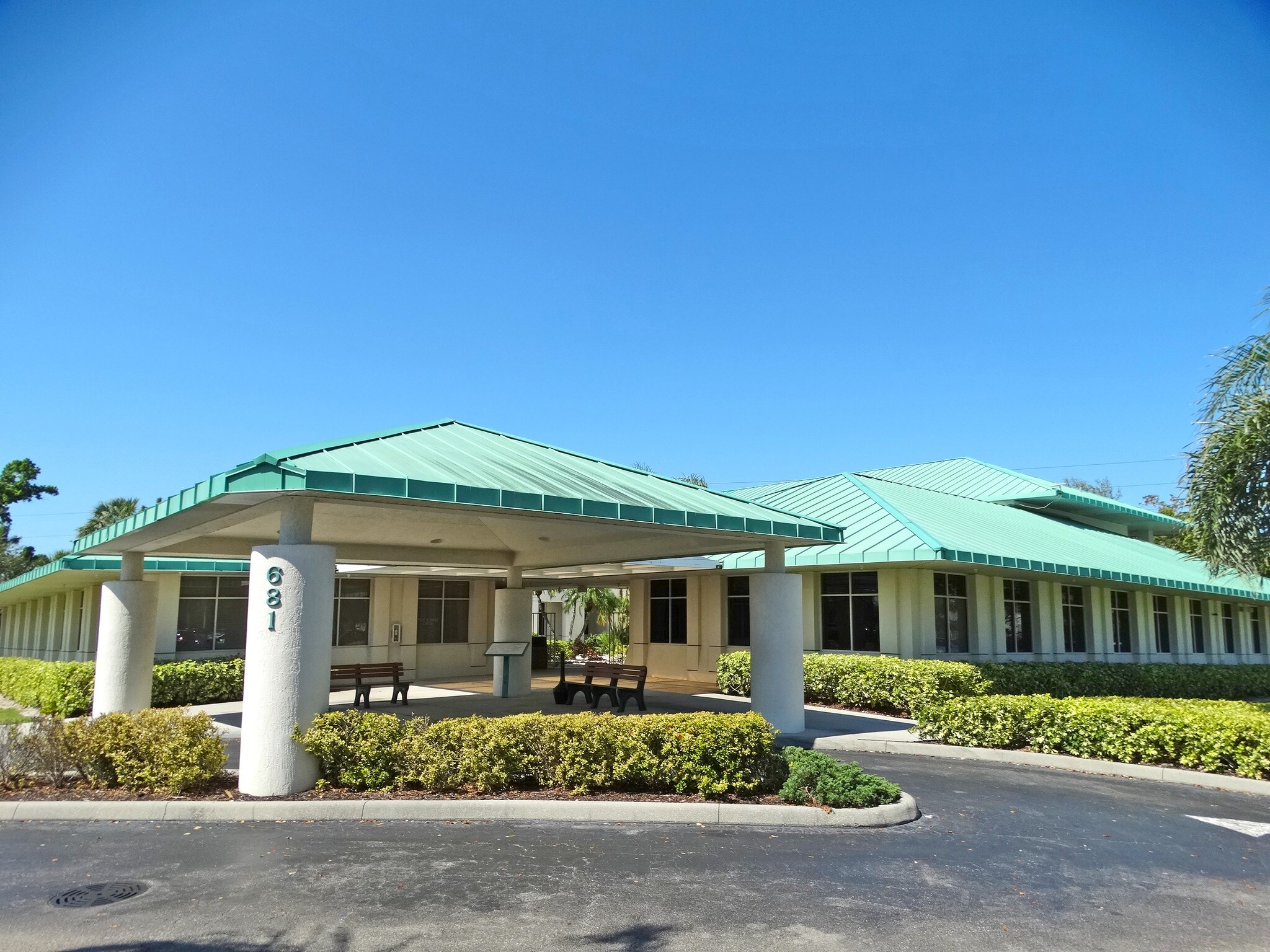 681 Goodlette Rd N, Naples, FL for Rent