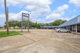 Clute, TX Storefront Retail/Office - 716 W Plantation Dr