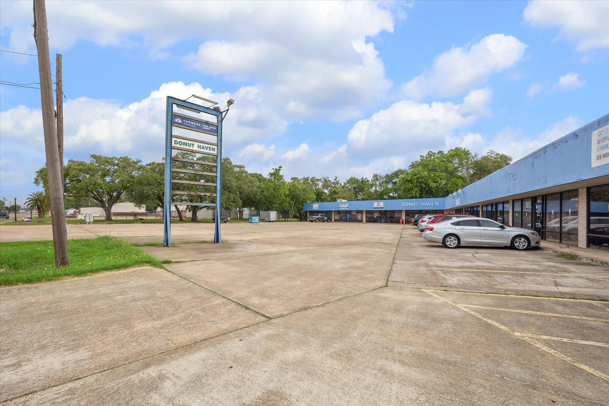 716 W Plantation Dr, Clute, TX for Sale