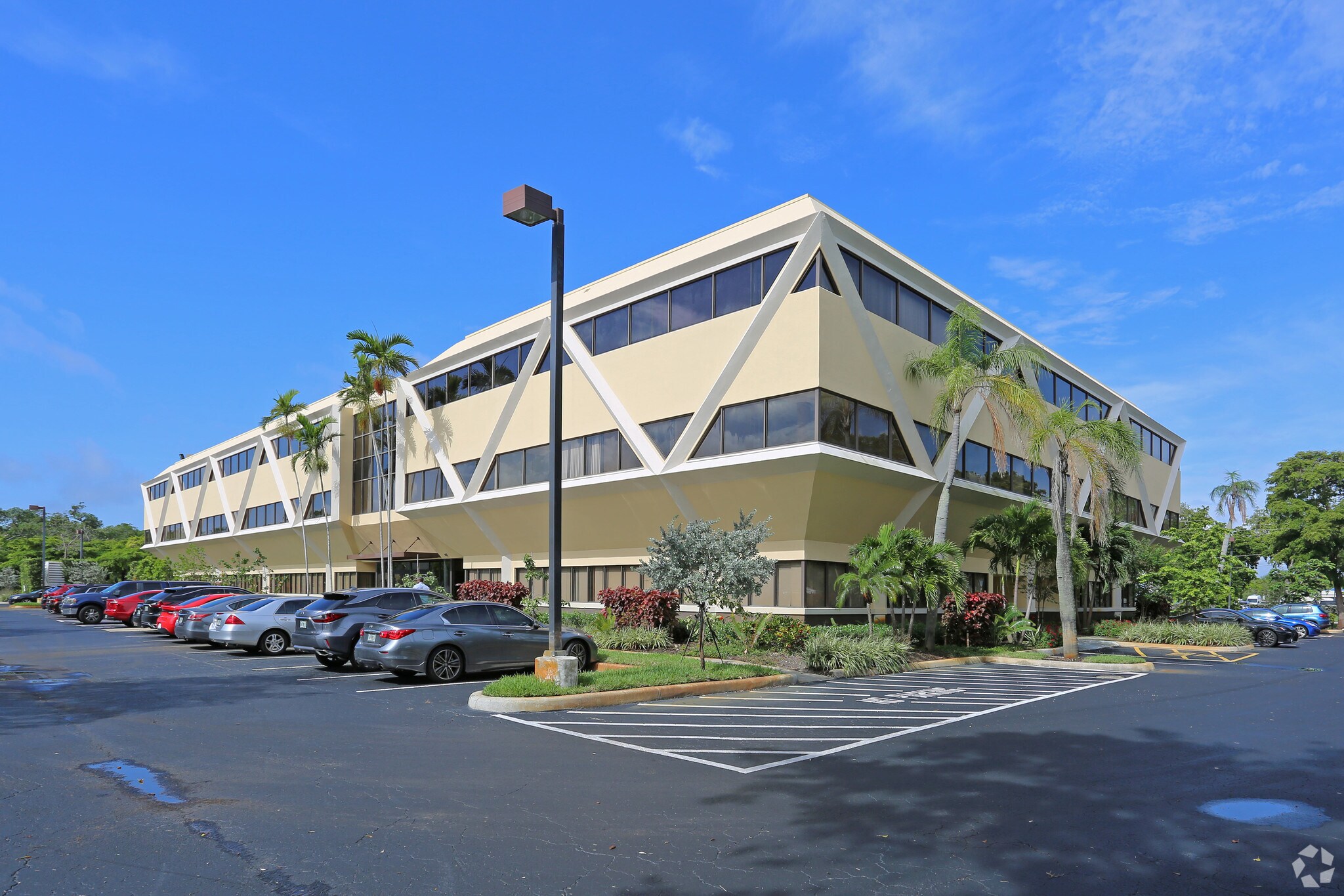 2200 W Commercial Blvd Fort Lauderdale, FL 33309 Office Property for