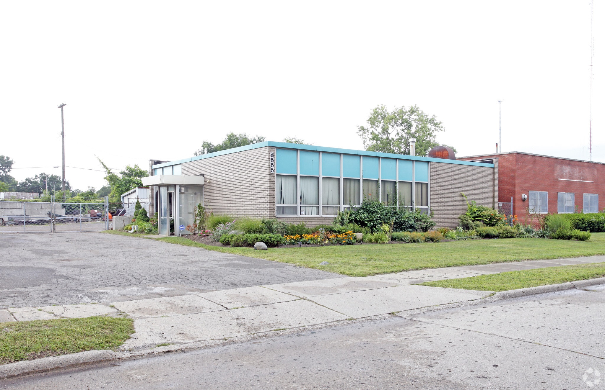 8555 Capital St, Oak Park, MI for Sale