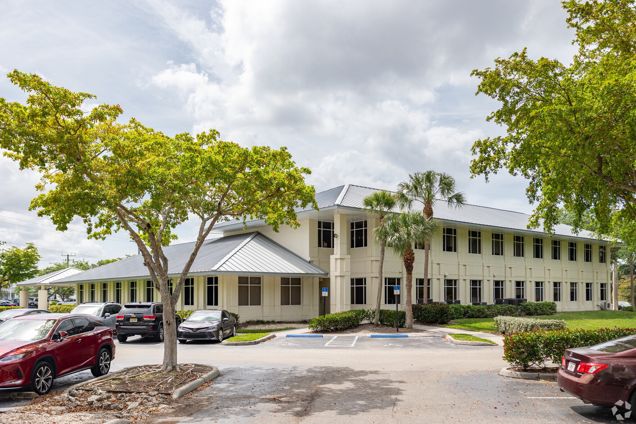 681 Goodlette Rd N, Naples, FL for Sale