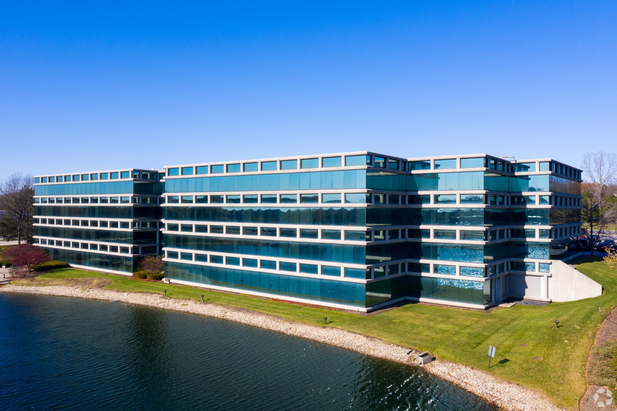 2801 Lakeside Dr, Bannockburn, IL for Rent