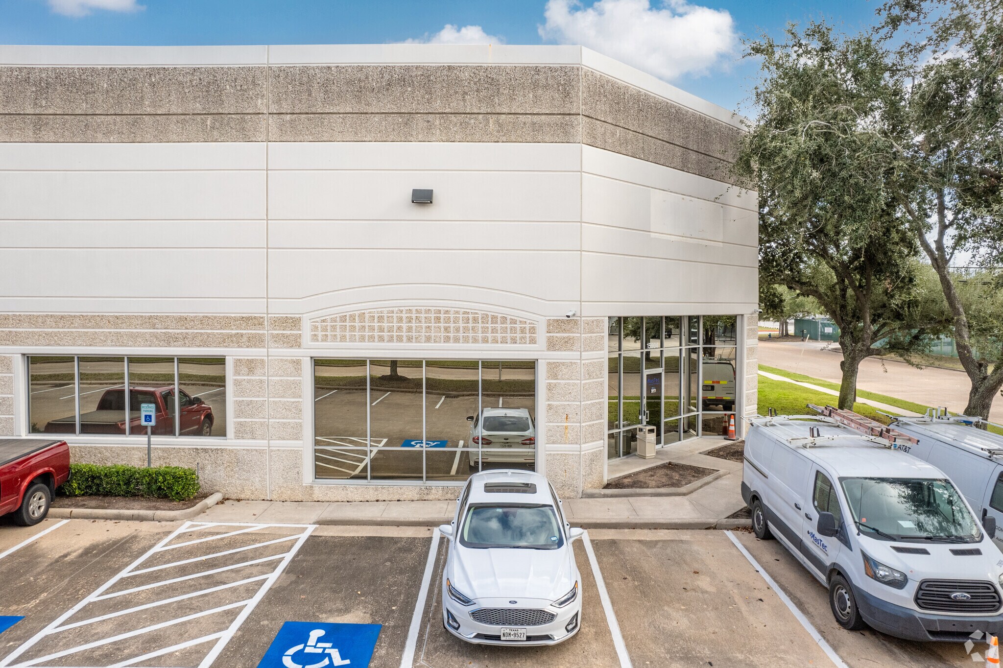 15904-15920 International Plaza Dr, Houston, TX for Rent