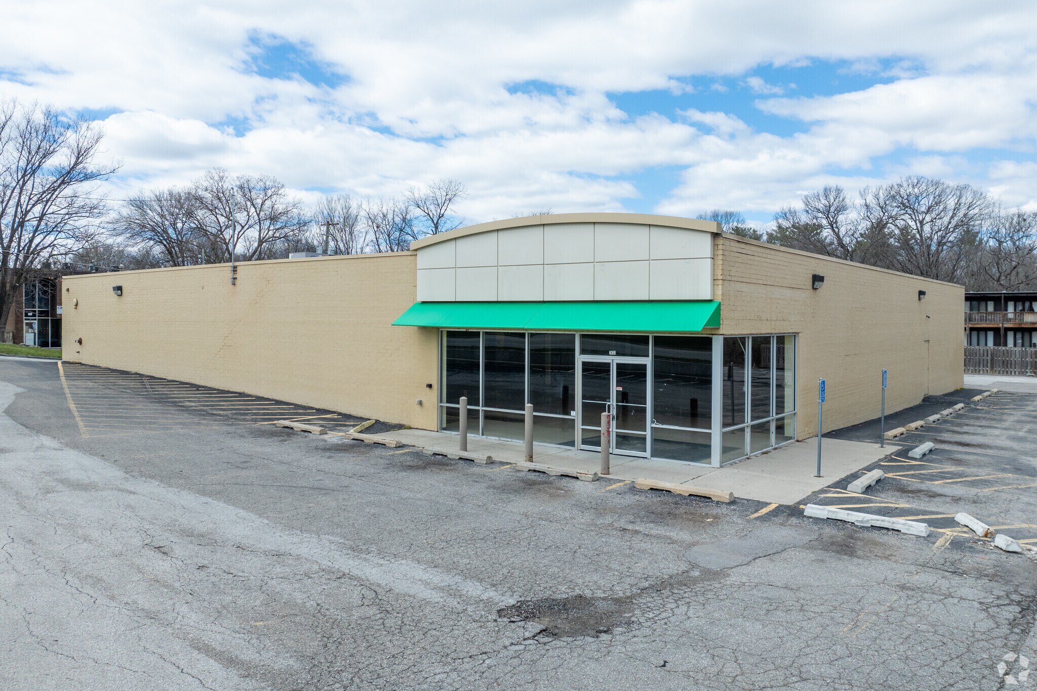 2833 Douglas Ave, Des Moines, IA for Rent