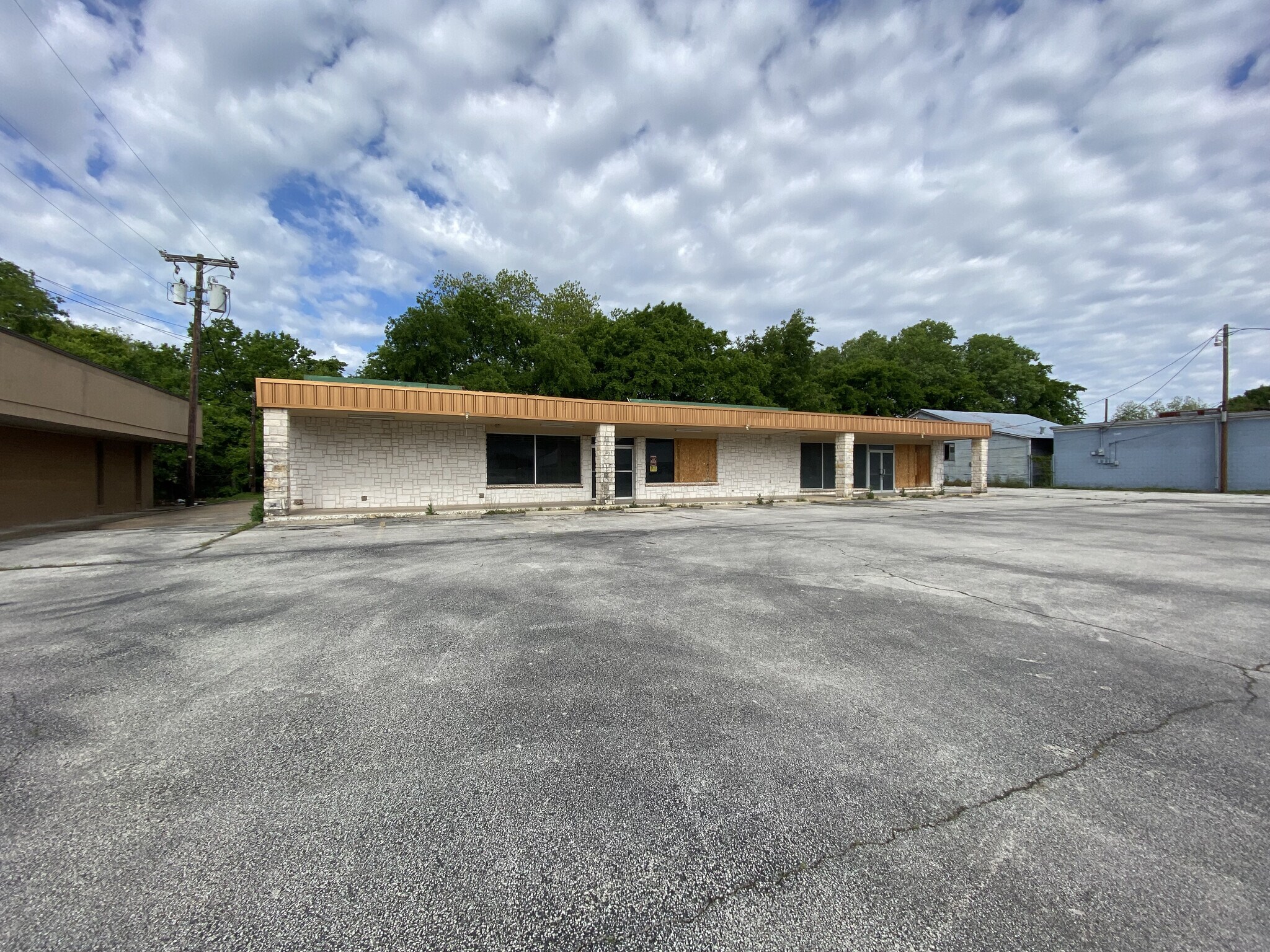 813-817 N Grand Ave, Gainesville, TX for Rent