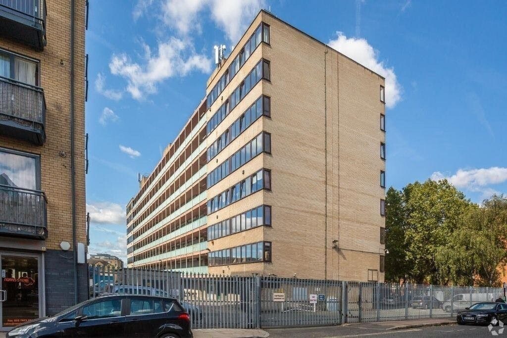 8 Andrews Rd, London, LND for Rent