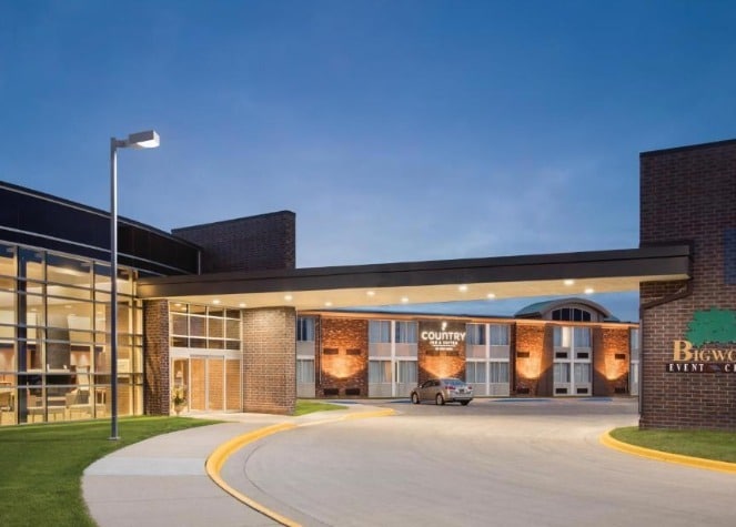 925 Western Ave, Fergus Falls, MN for Sale