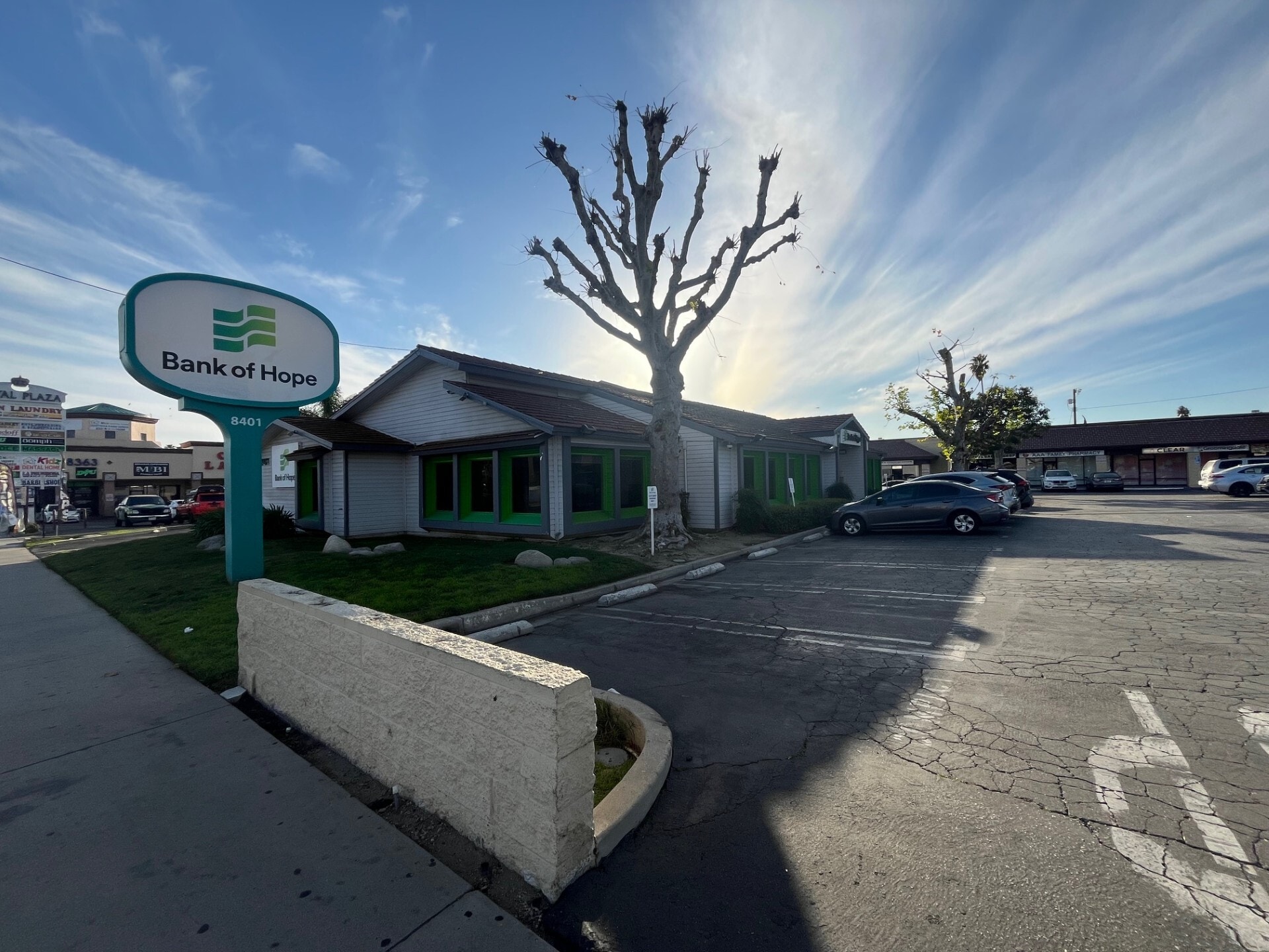 8401-8425 Reseda Blvd, Northridge, CA for Rent