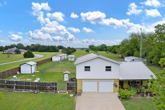 Pottsboro, TX Veterinarian/Kennel - 496 McClain Ln
