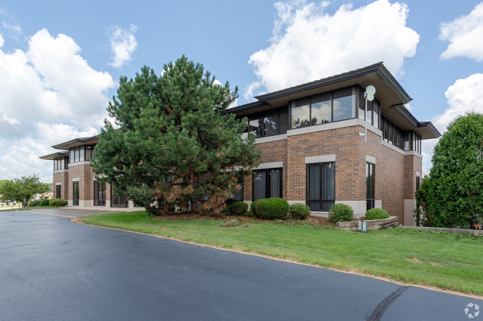 , Pewaukee, WI for Sale