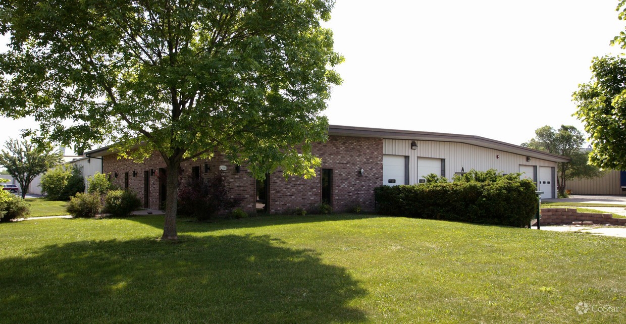 1205 S Grandview Blvd, Waukesha, WI for Sale