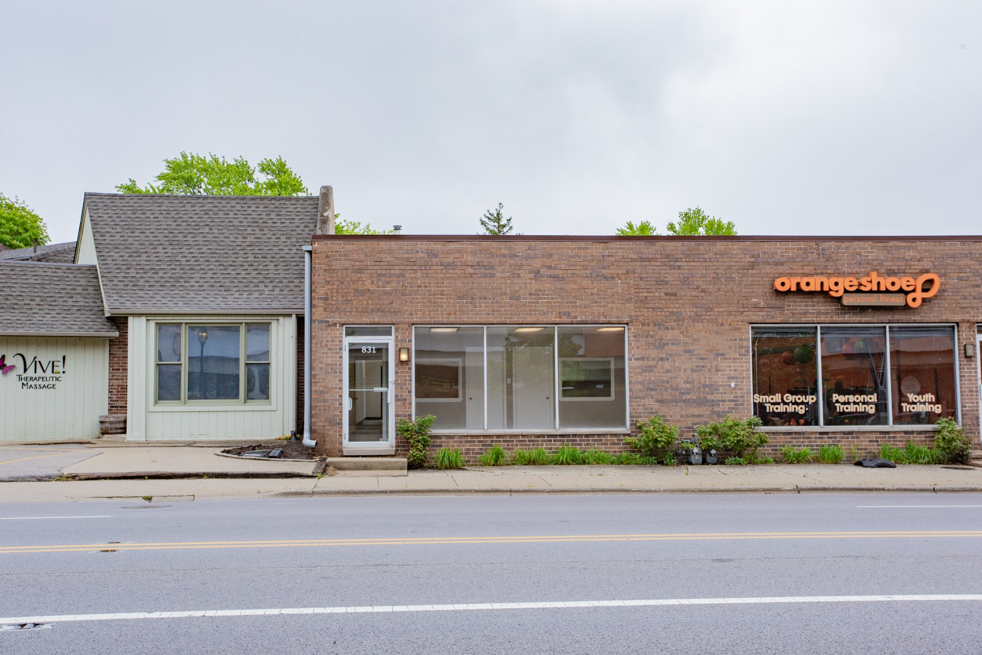 831 W Touhy Ave, Park Ridge, IL for Rent