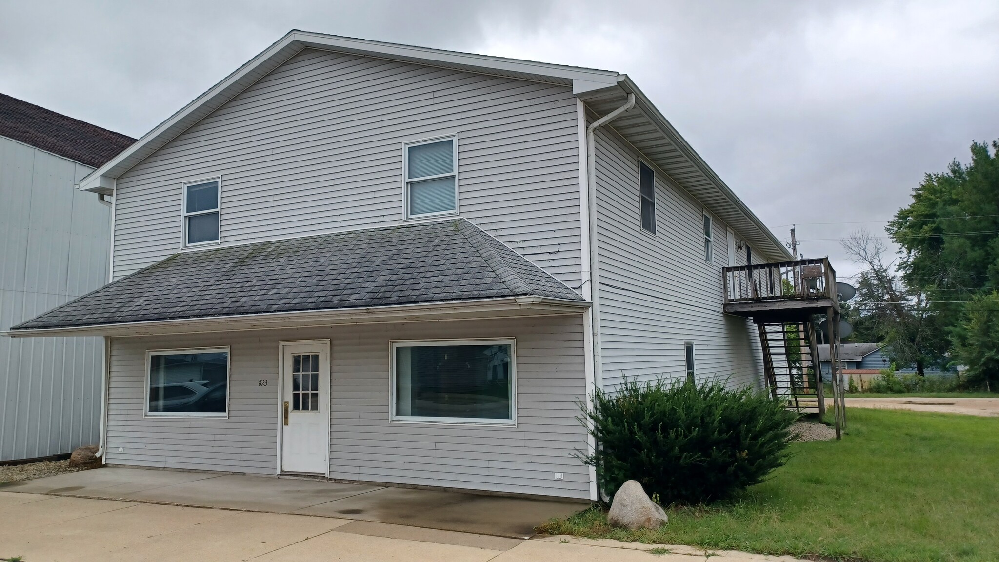 823 W Main St, Thomson, IL for Sale