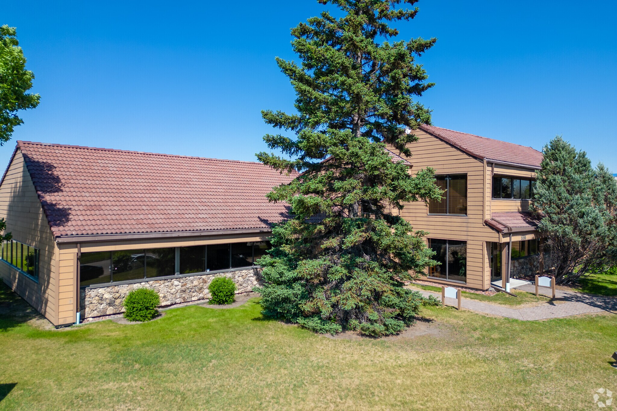 5160 Skyline Way NE, Calgary, AB for Rent