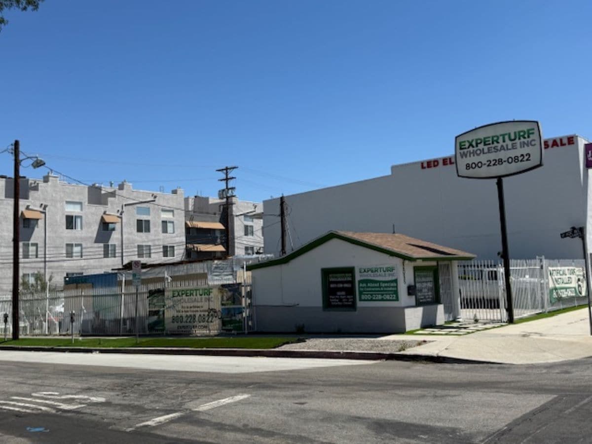 22055 Ventura Blvd, Woodland Hills, CA for Rent