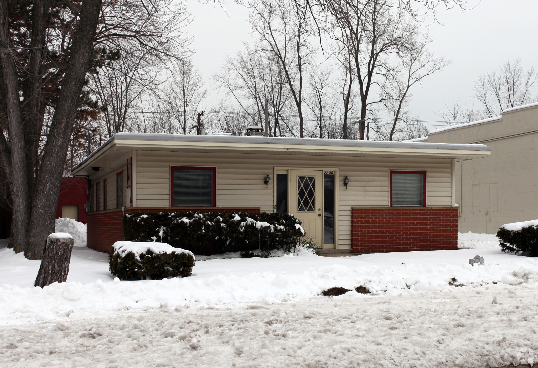 8604 Macomb St, Grosse Ile, MI for Sale