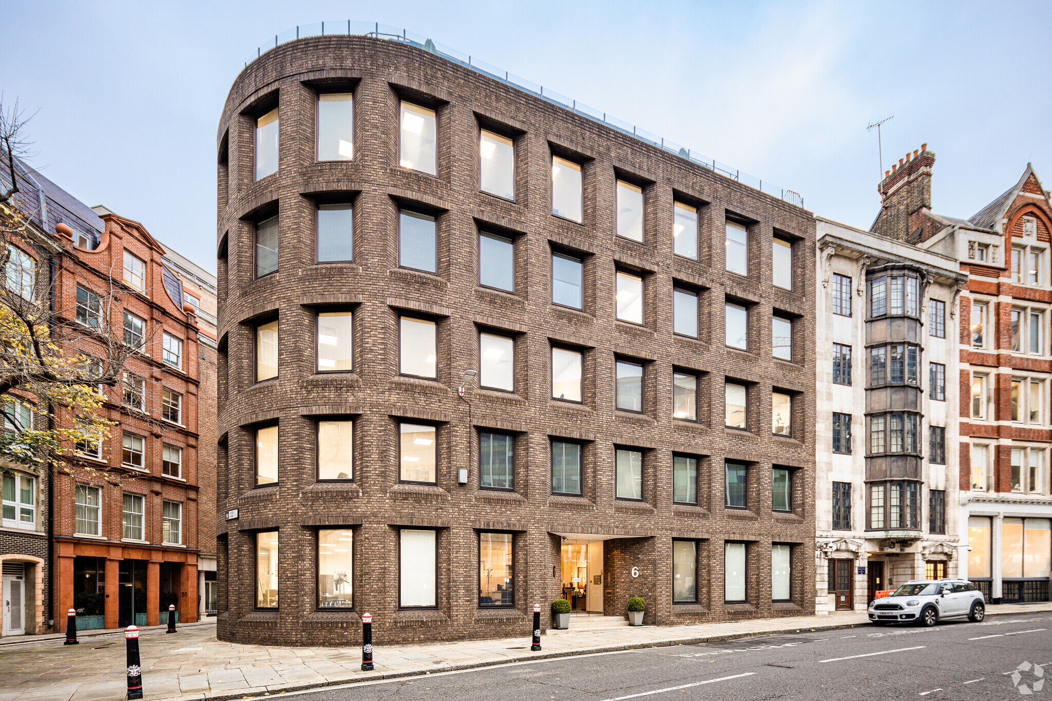 6 Snow Hl, London, LND for Rent