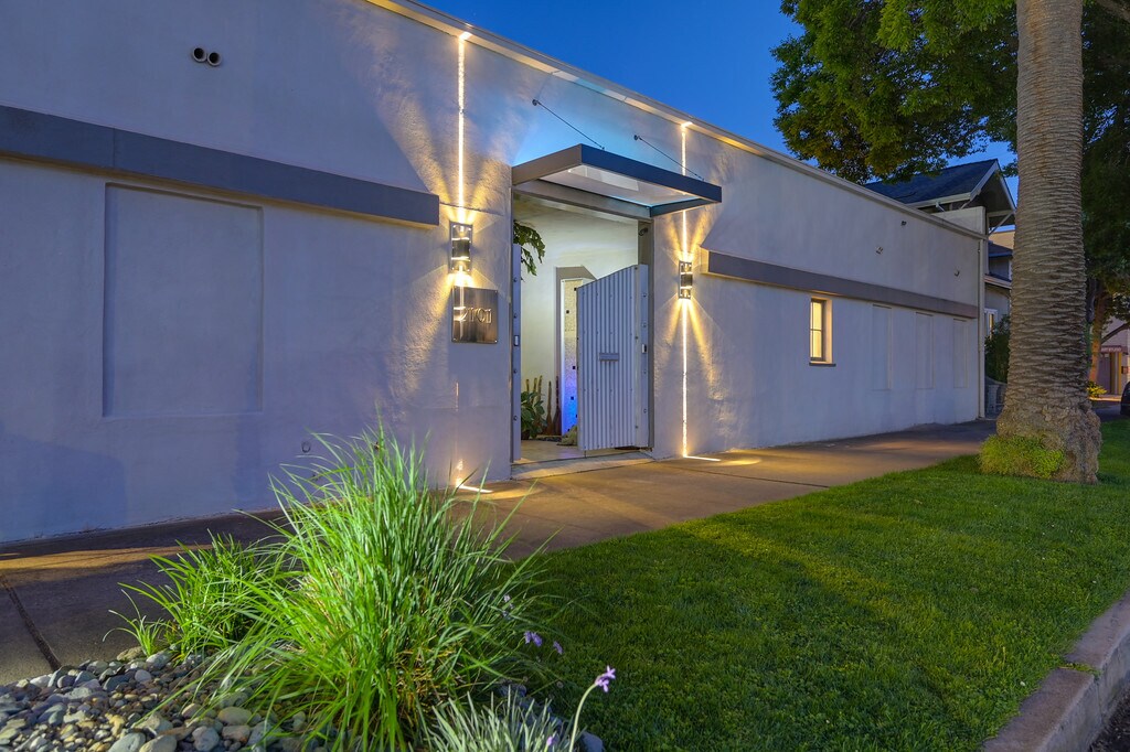 2101 28th St, Sacramento, CA for Sale