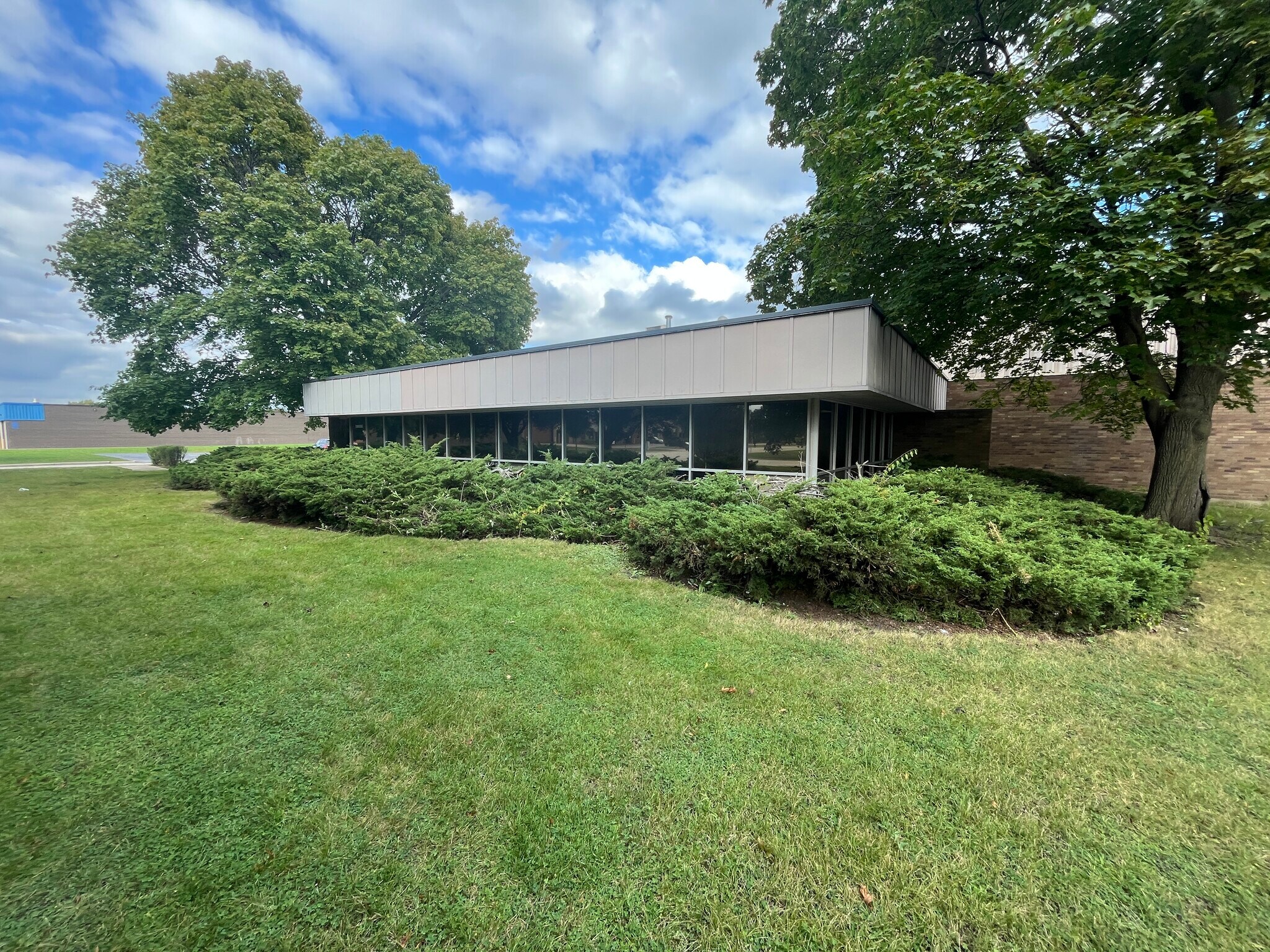 333 W Washington Blvd, Mundelein, IL for Sale