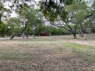 Yoakum, TX Veterinarian/Kennel - 1310 W Grand Ave