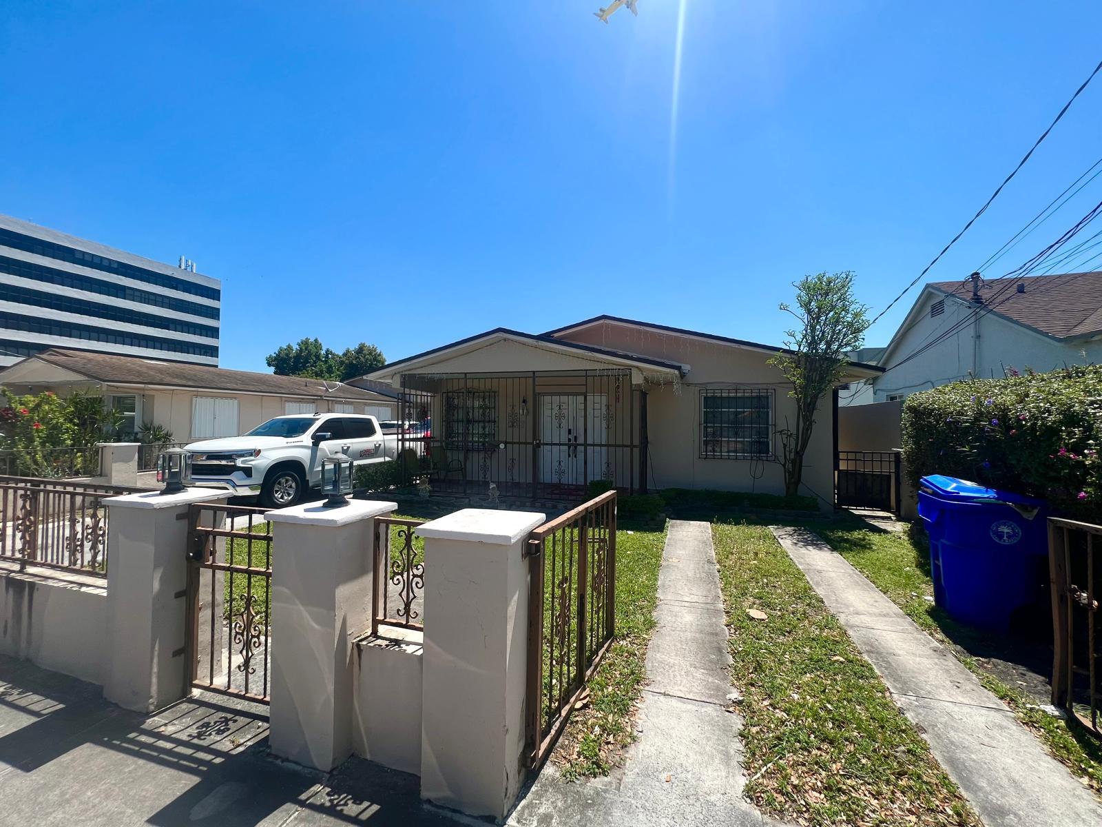 2752 SW 3rd St, Miami, FL for Sale