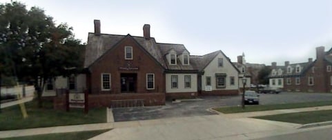 528 Wells St, Delafield, WI for Sale