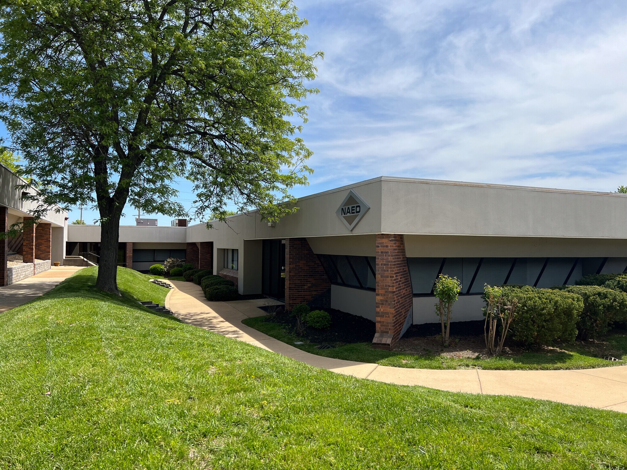 1181 Corporate Lake Dr, Creve Coeur, MO for Sale