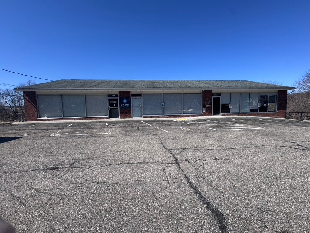 217 Shaker Rd, East Longmeadow, MA for Rent