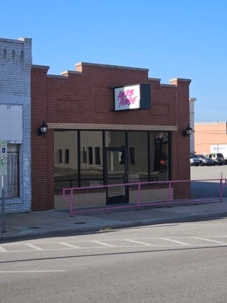 Enid, OK Retail - 215 E Randolph Ave