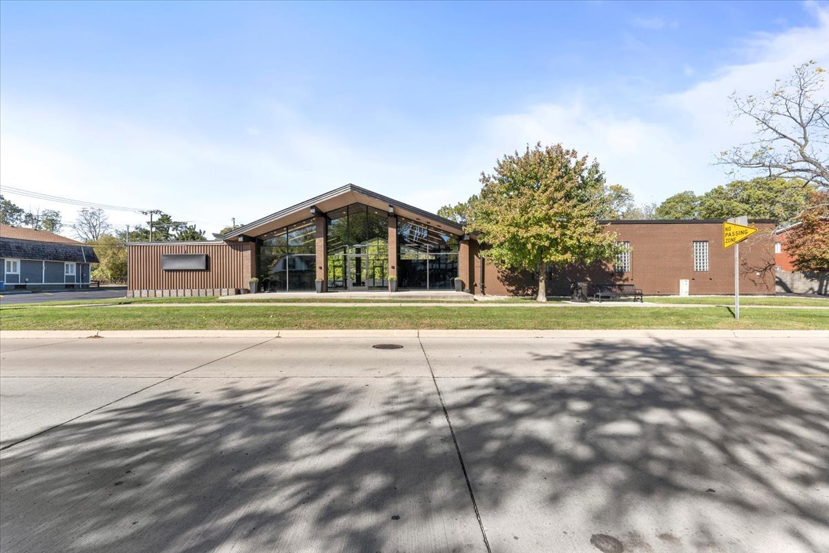 7560 Macomb St, Grosse Ile, MI for Sale