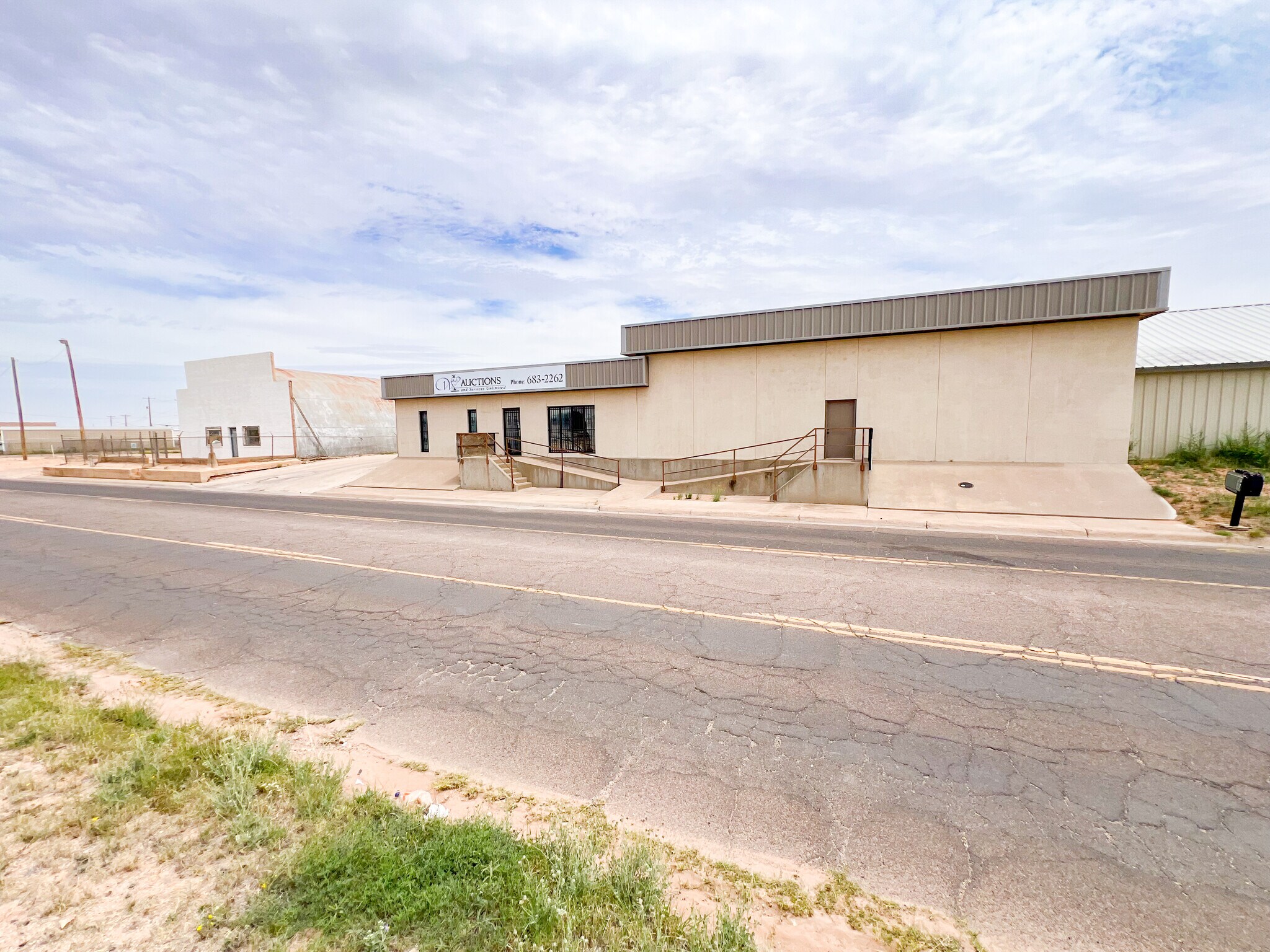 1001-1009 W Industrial Ave, Midland, TX for Sale