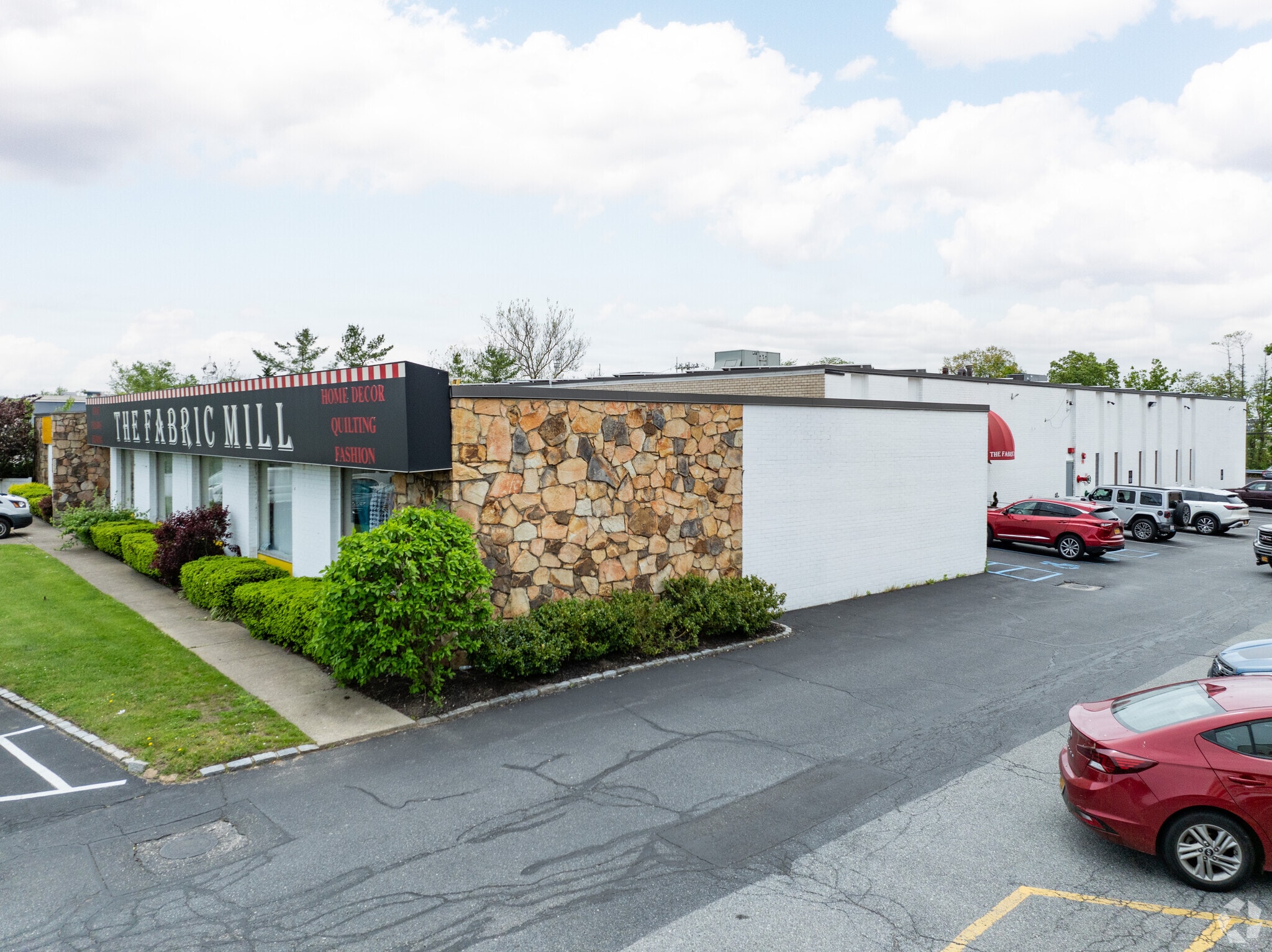 219 S Service Rd, Plainview, NY for Rent