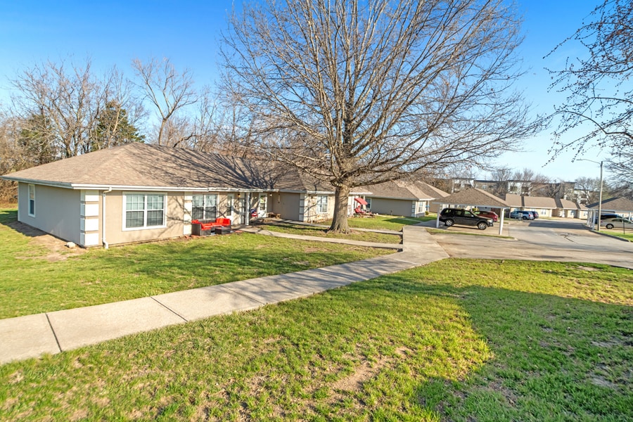 408 SE 7th St, Oak Grove, MO for Sale