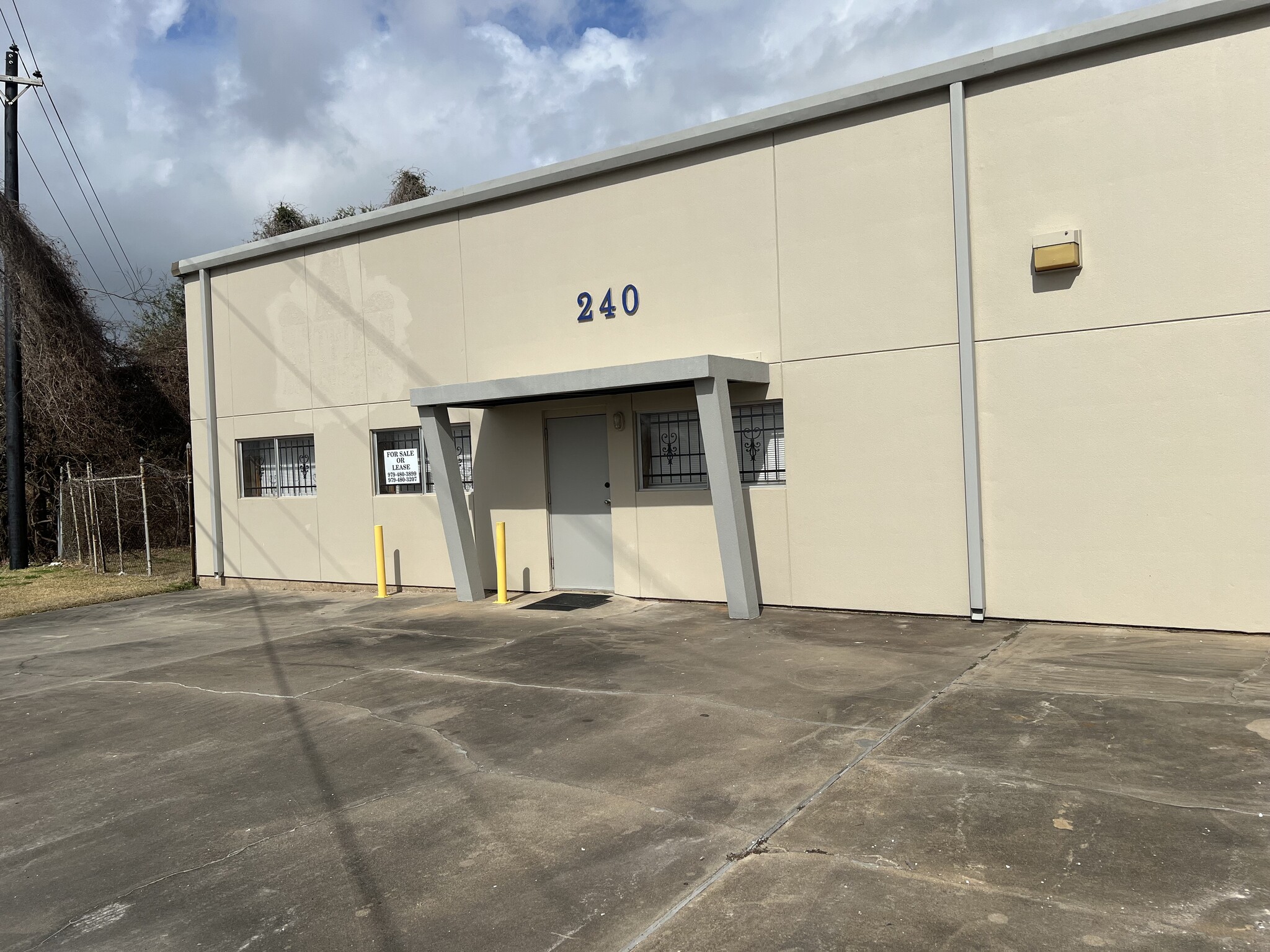 240 Commerce St, Clute, TX for Sale