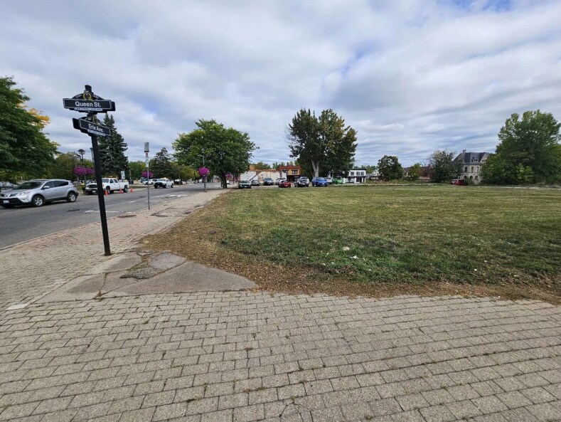 4351 Queen St, Niagara Falls, ON for Sale