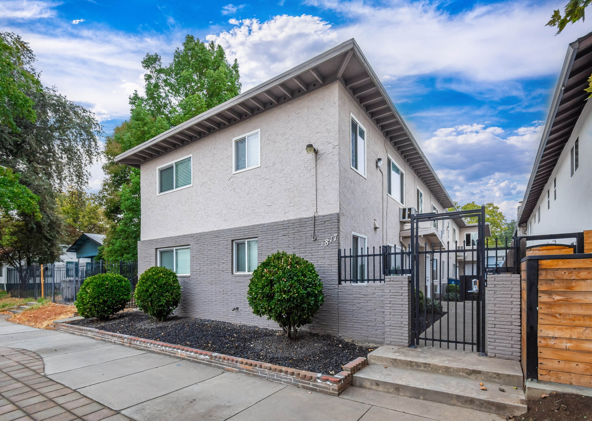 1817 W St, Sacramento, CA for Sale