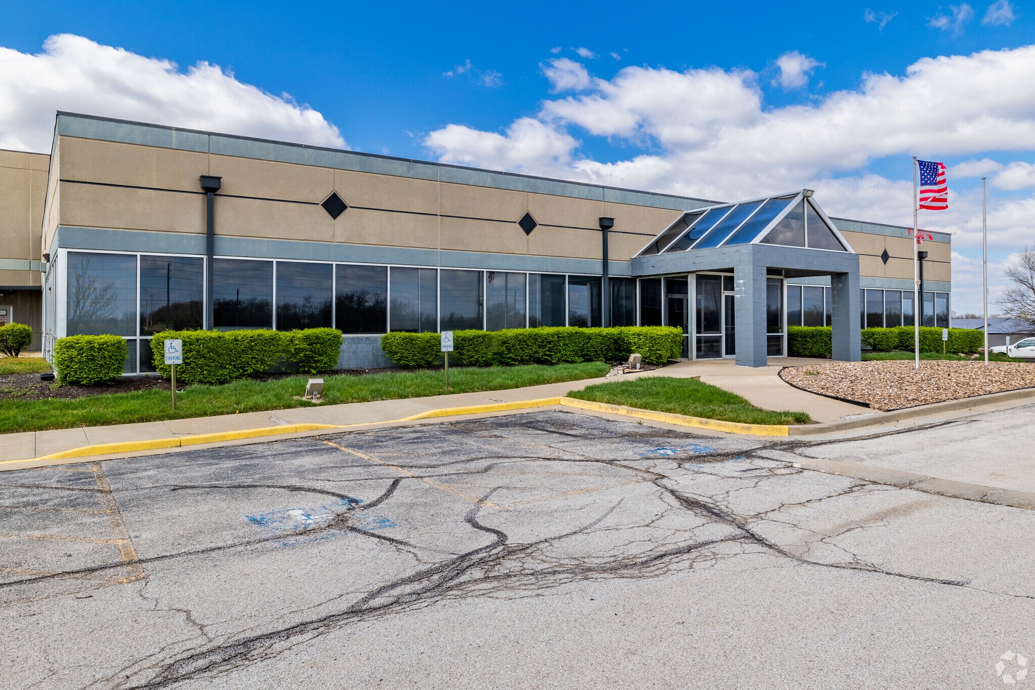 7910 Hedge Lane Ter, Lenexa, KS for Sale