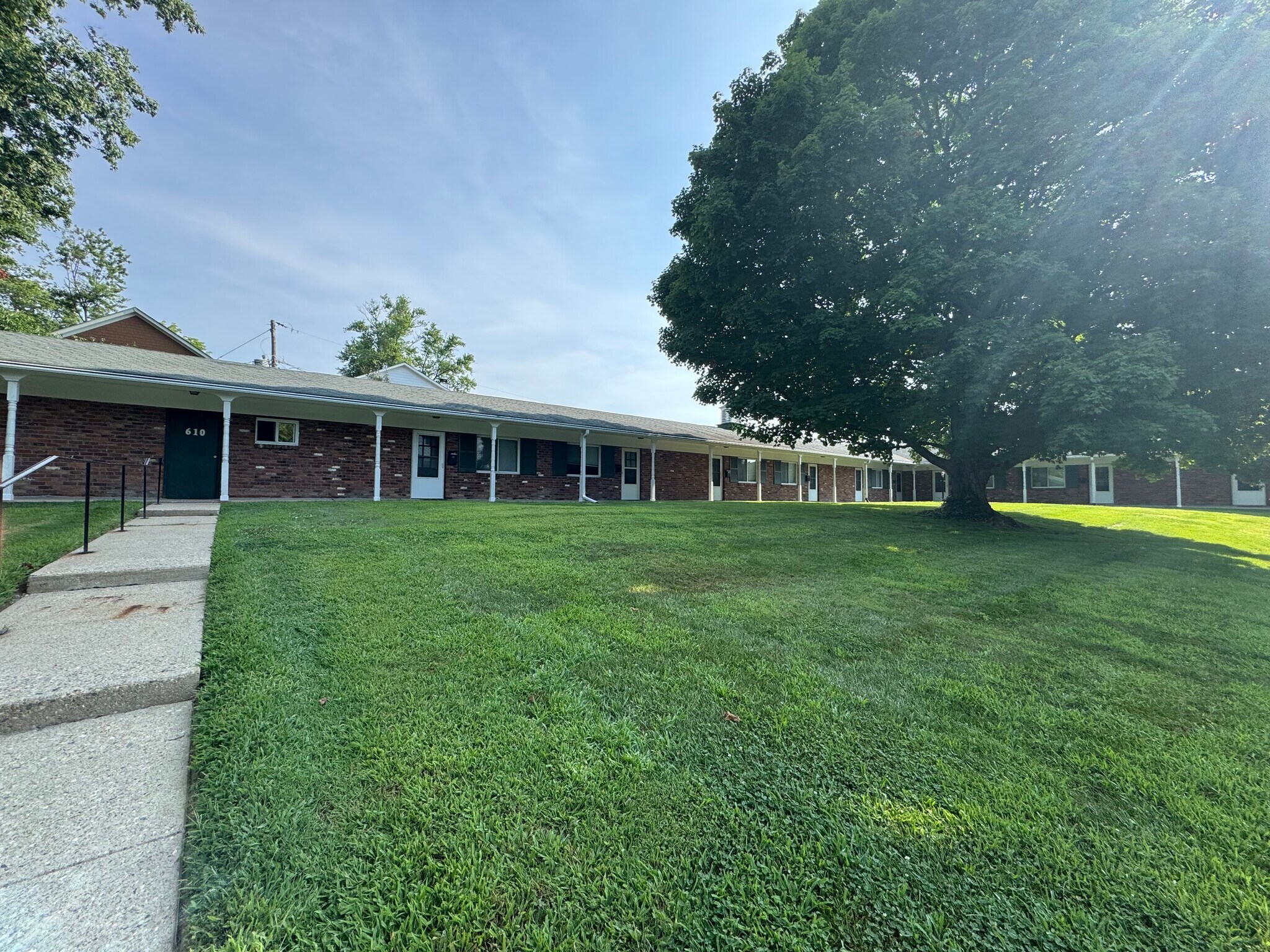 610 W Poplar St, Zionsville, IN for Sale