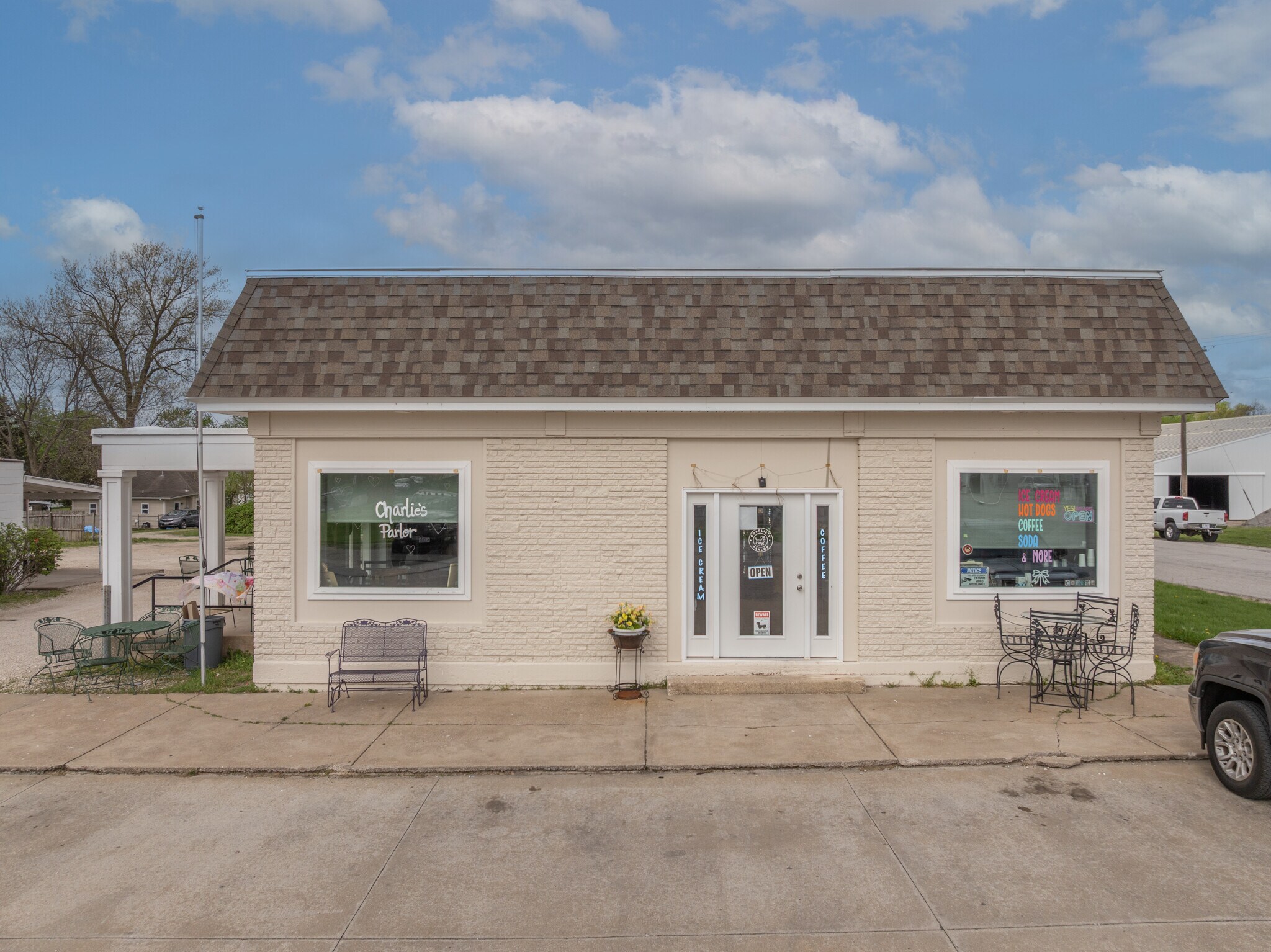 220 W Lincoln St, Hawk Point, MO for Sale