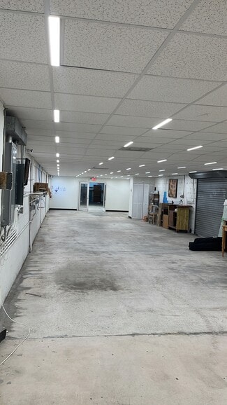 North Miami, FL Flex - 12725 NW 7th Ave