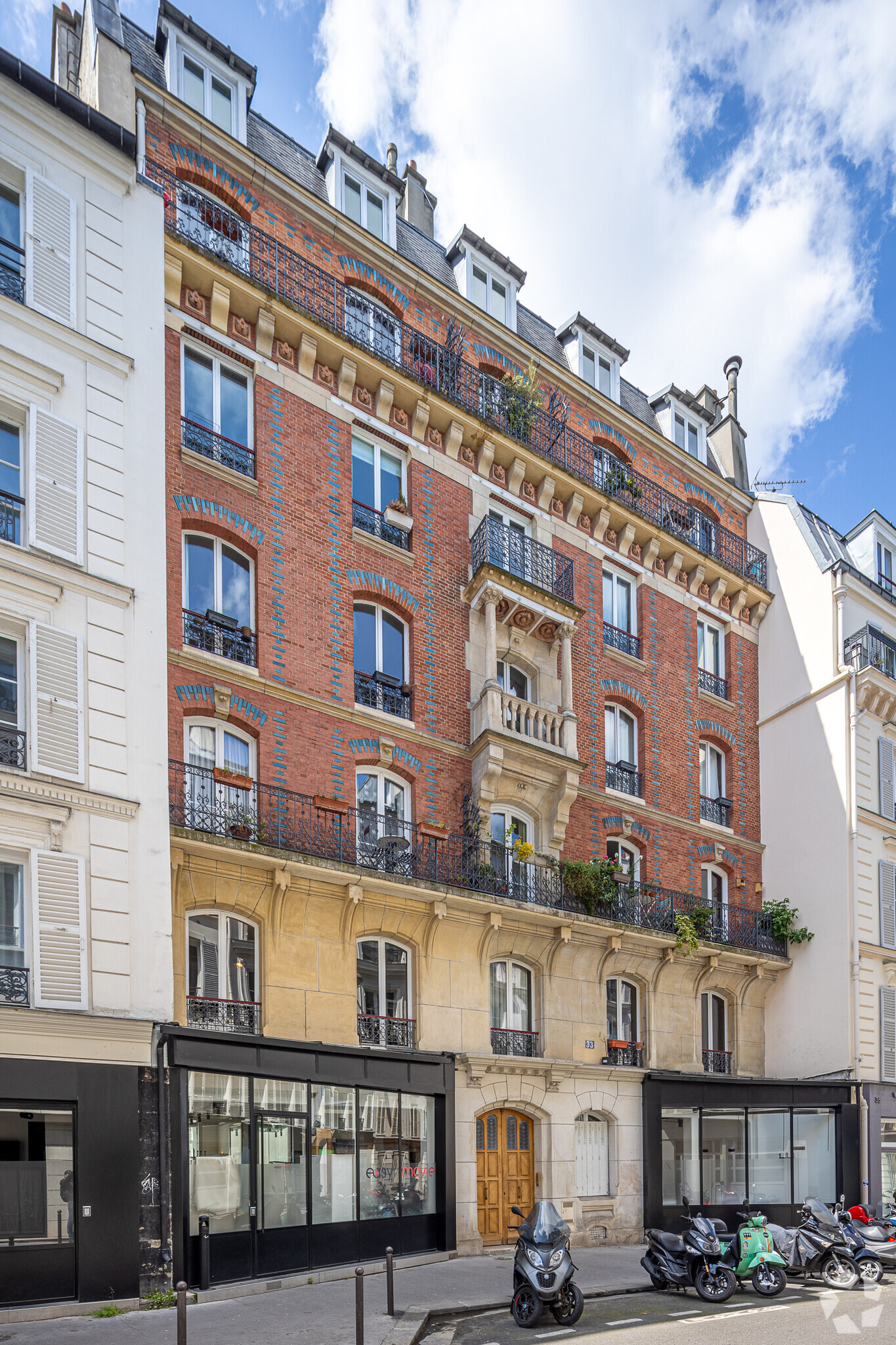33 Rue Truffaut, Paris, PAR for Rent