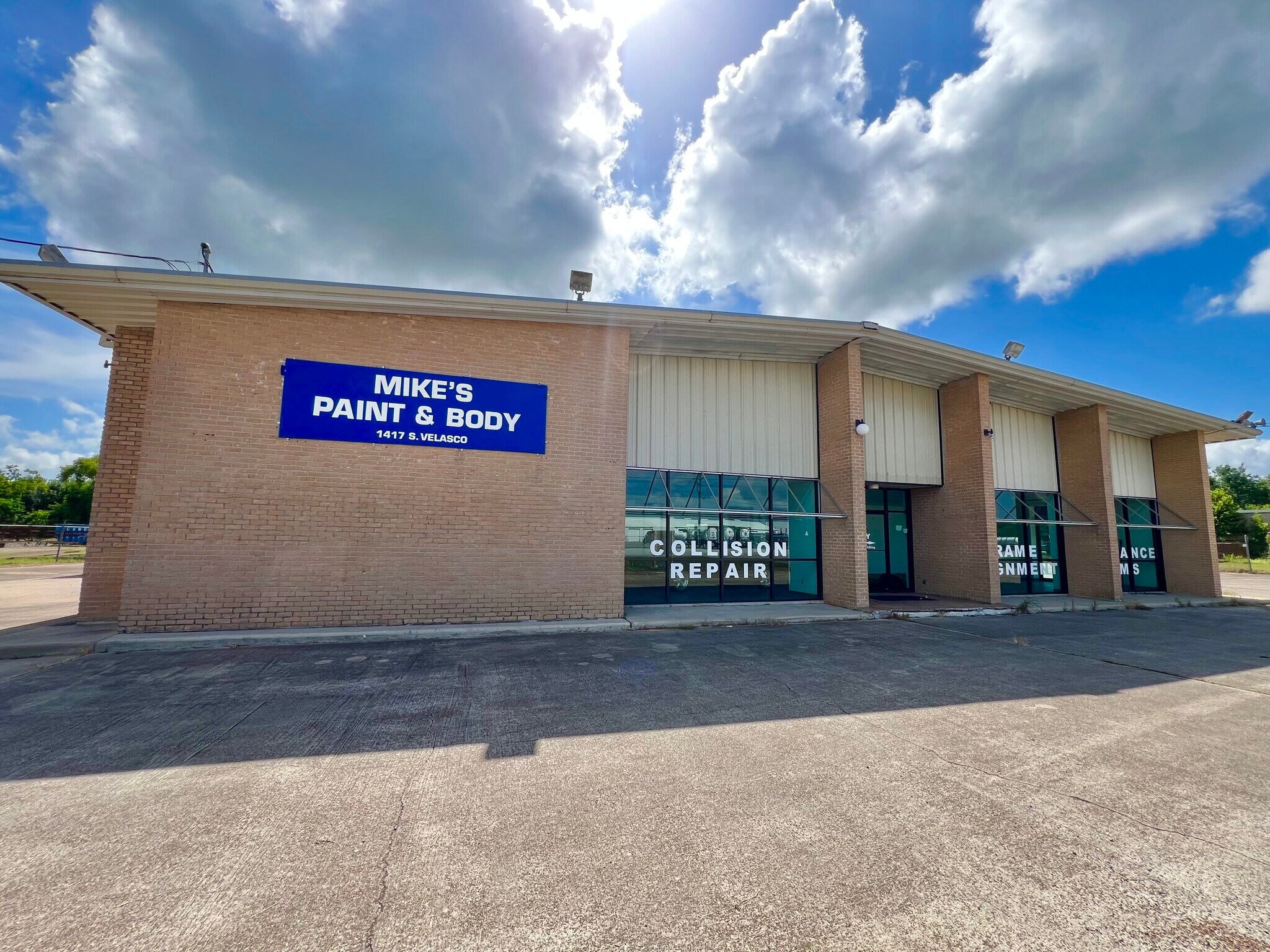 1417 S Velasco St, Angleton, TX for Sale